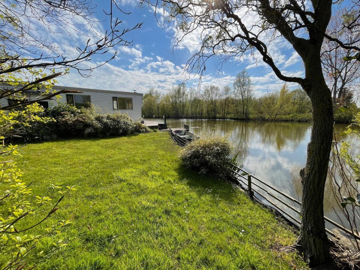 Fantastic Villa In Ooltgensplaat With Jetty ภายนอก รูปภาพ